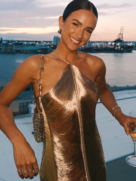 by andressa carvalho

vestito

vestirsi comodamente

abito da donna

abito elegante